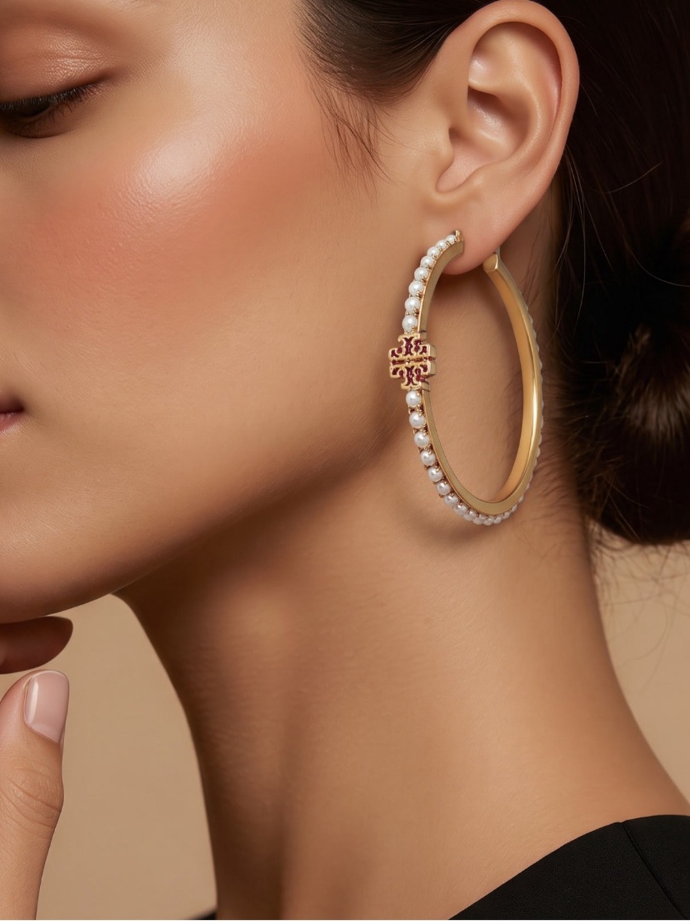 TORI BURCH KIRA GOLD/PEARL /LOGO LARGE HOOP EARRINGS.